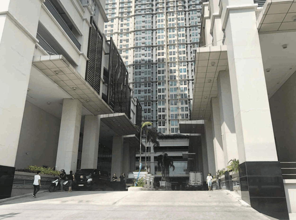 San Lorenzo Place Entrance